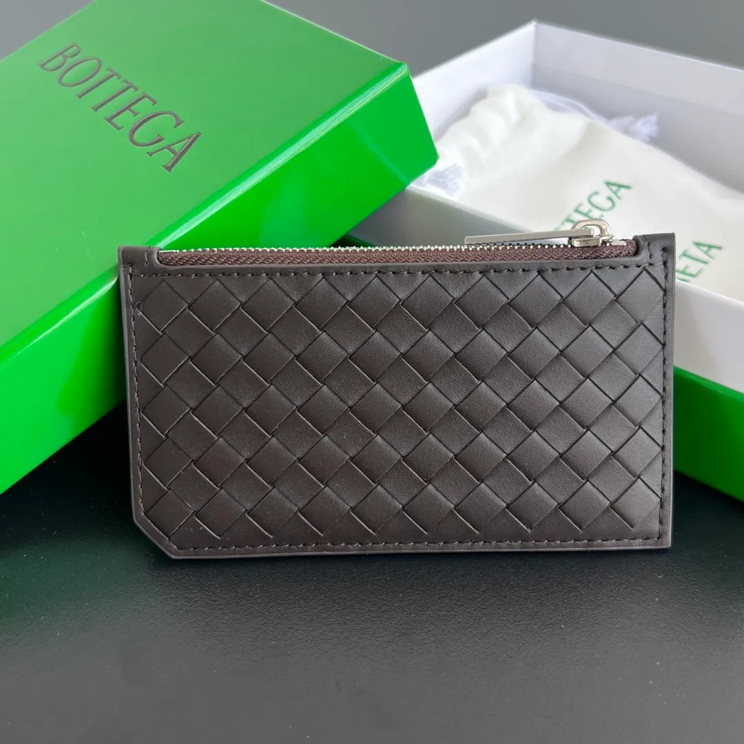 BV’s new 805827 vertical zipper card holder 🎈 The classic small woven work that I miss 0.7 is back. It’s really very design-friendly. The calfskin texture is high-end. It’s carefully designed with five card slots and a central compartment. You can also put cash in for daily use. You deserve to have such an thoughtful design. Size: 12*7*0.5 layers cm P540